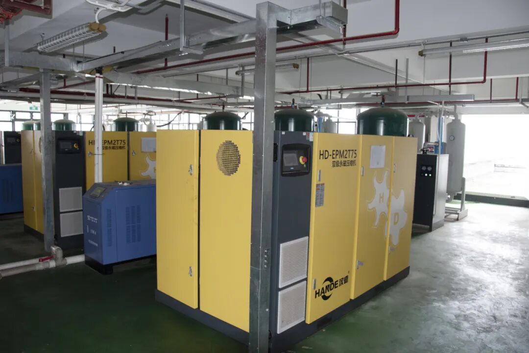 某电器企业采购8台汉德空压机，1 级能效领跑绿色生产